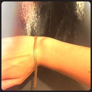 Gold bracelet; linked chain